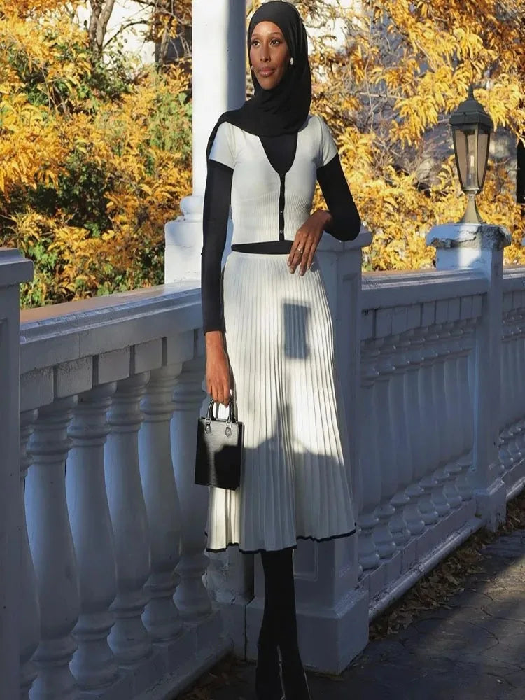 Witte V-Hals Crop Top & Plissé Midi Rok Set