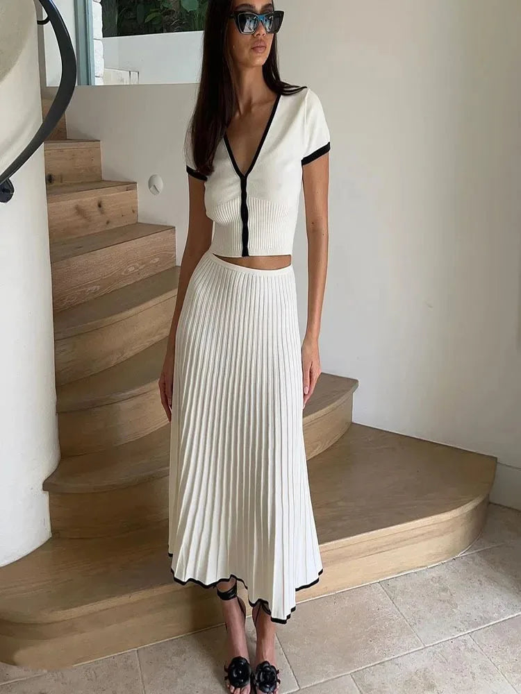 Witte V-Hals Crop Top & Plissé Midi Rok Set