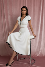 Witte V-Hals Crop Top & Plissé Midi Rok Set