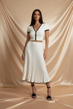 Witte V-Hals Crop Top & Plissé Midi Rok Set
