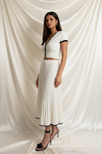 Witte V-Hals Crop Top & Plissé Midi Rok Set